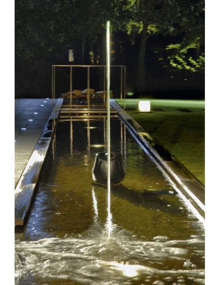 Jets d'eau lumineux de nuit